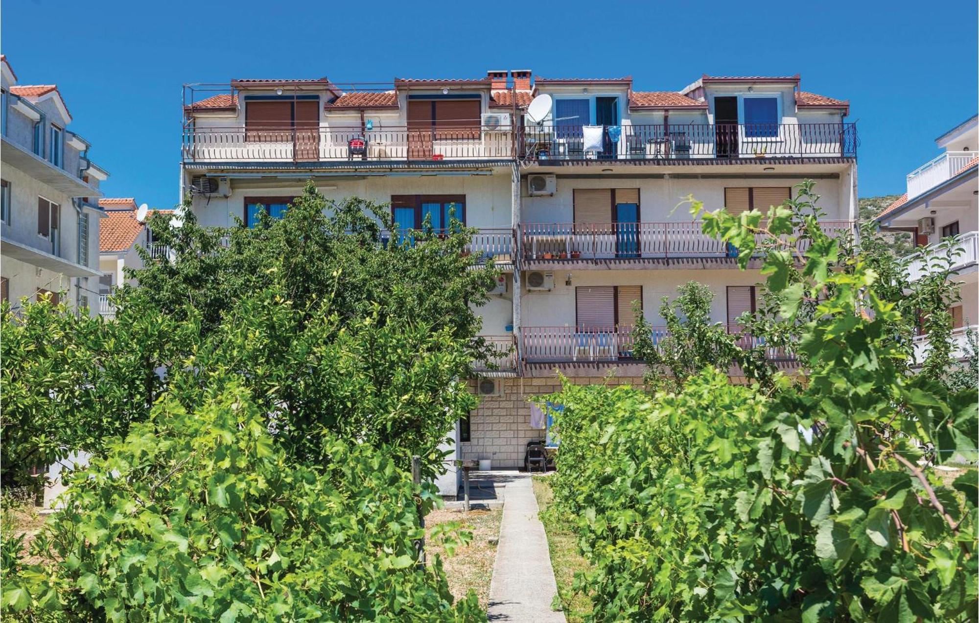 3 Bedroom Gorgeous Apartment In Трогир Экстерьер фото